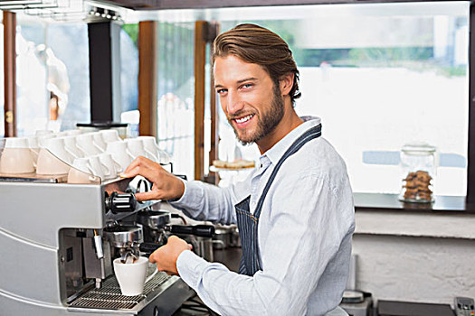 英俊,咖啡师,制作,一杯咖啡