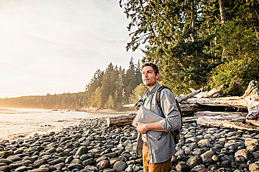 男人,注视,海滩,胡安德富卡省立公园,温哥华岛,不列颠哥伦比亚省,加拿大