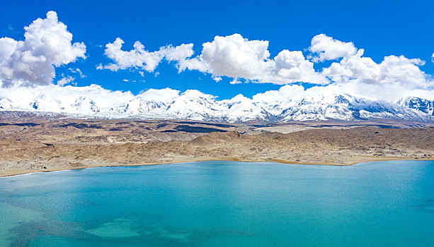 新疆帕米尔高原上的白沙湖
