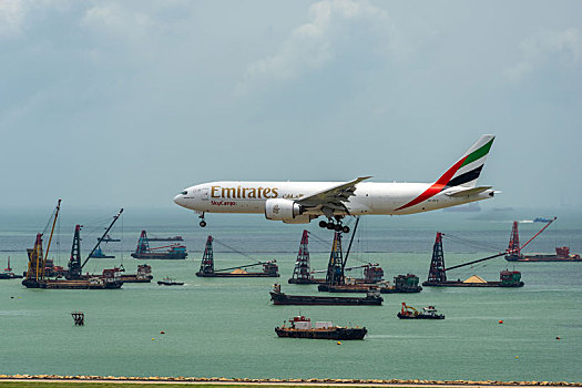 一架阿联酋航空的飞机正降落在香港国际机场