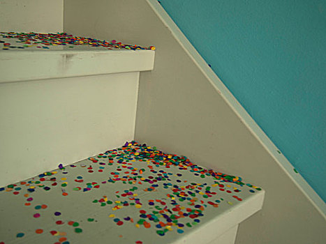五彩纸屑,楼梯