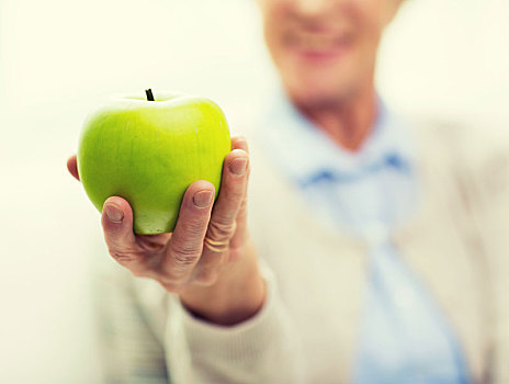 特写,老年,女人,握着,青苹果