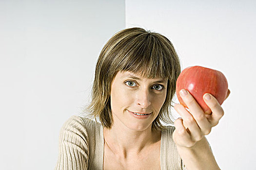 女人,拿着,红苹果,看镜头,微笑