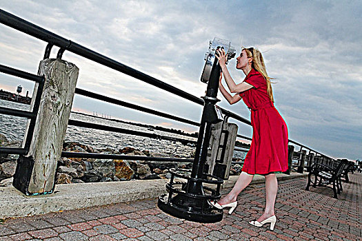 美国,新泽西,泽西市,女人,红裙,看穿,双筒望远镜,仰视