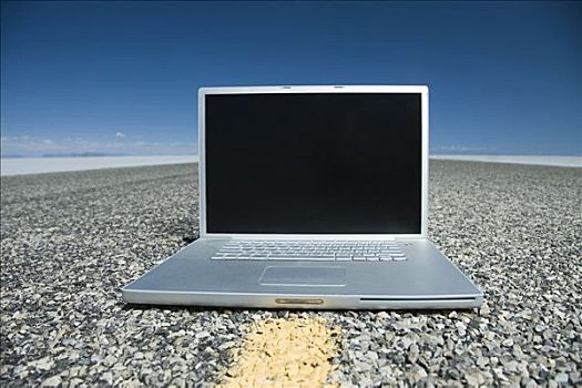 笔记本电脑,中间,公路