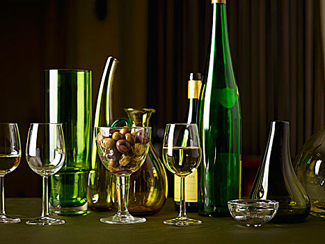 白葡萄酒杯,葡萄酒瓶,玻璃瓶,橄榄