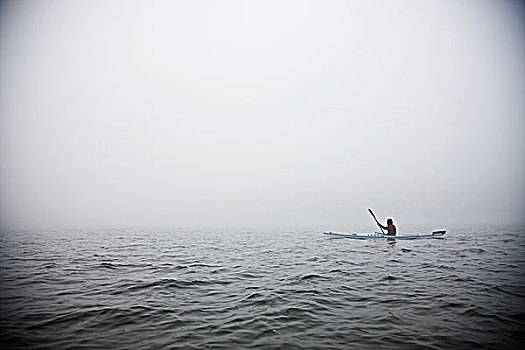 皮划艇手,海洋,雾