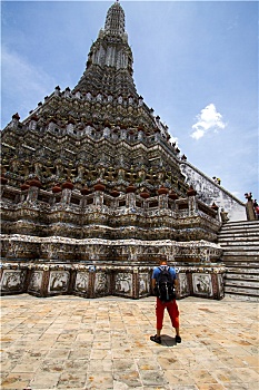 泰国曼谷大佛寺金碧辉煌的宝塔