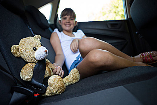 少女,坐,泰迪熊,后座,汽车,高兴