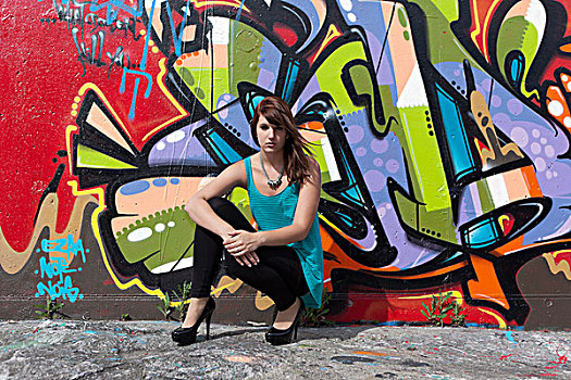 女青年,穿,青绿色,上面,黑色,护腿,高跟鞋,正面,墙壁,涂鸦