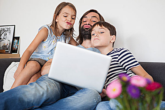 父亲,孩子,撅嘴,正面,笔记本电脑,坐,沙发