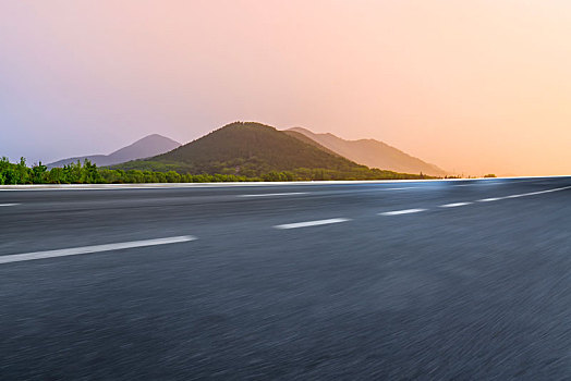 高速公路和天空云彩晚霞