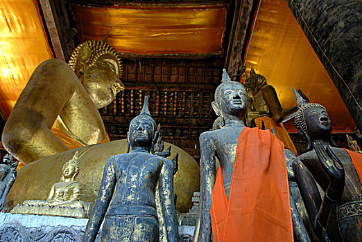 佛教,大,佛,雕塑,金色,小,站立,橙色,绶带,寺院,庙宇,琅勃拉邦,老挝,东南亚,亚洲