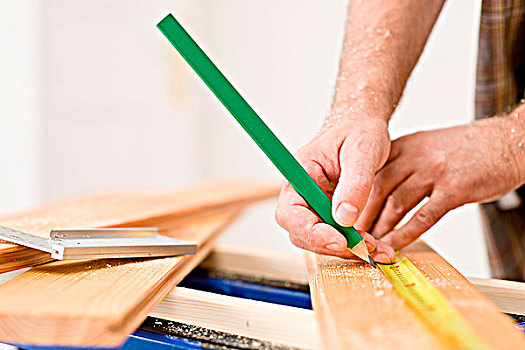家庭装修,特写,杂务工,测量,木地板