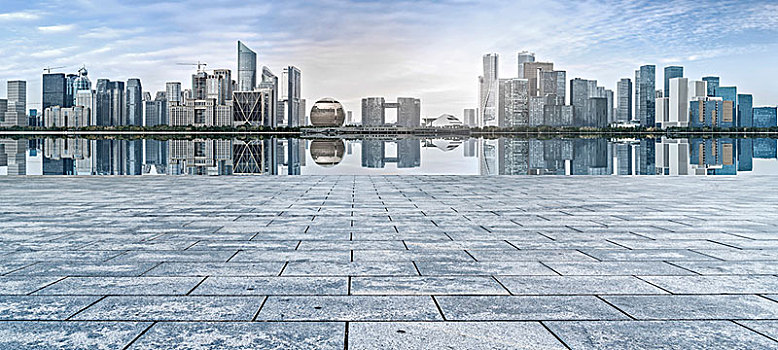 前景為城市廣場的杭州建筑景觀商業大廈