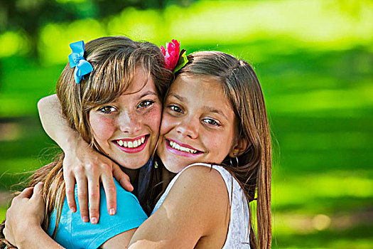 两个,姐妹,搂抱,公园,艾伯塔省,加拿大