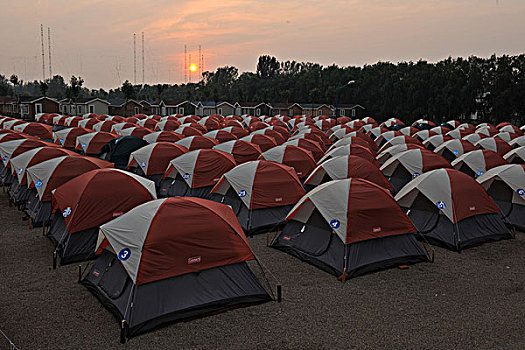 黄昏的户外帐篷群