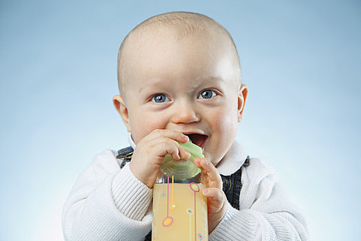 男婴,水瓶,果汁