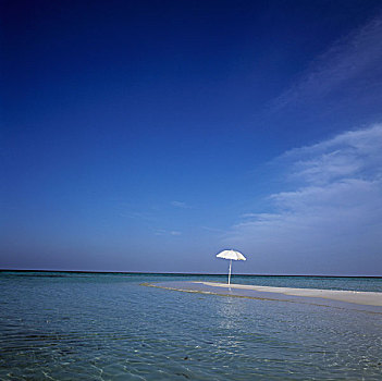 海滩伞,围绕,水