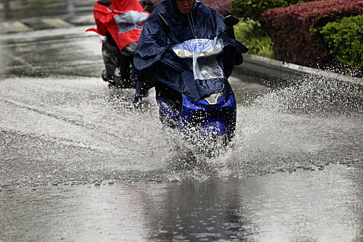 雨中路面积水