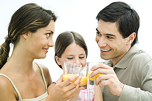 家庭,制作,干杯,橙汁,微笑