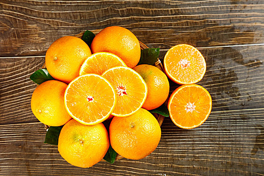 木底上篮子里的新鲜爱媛果冻橙
