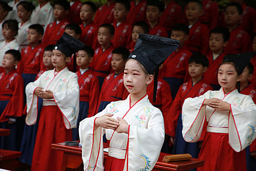 山东省日照市,千年银杏树下再现汉服,开笔礼