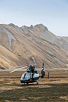 直升飞机,停放,兰德玛纳,最北方的,跋涉,小路,山,山脉,后面,红棕,流纹岩,山峦,高地,冰岛,欧洲