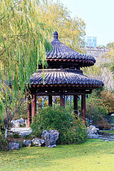 南京玄武湖公园内的圆形重檐凉亭