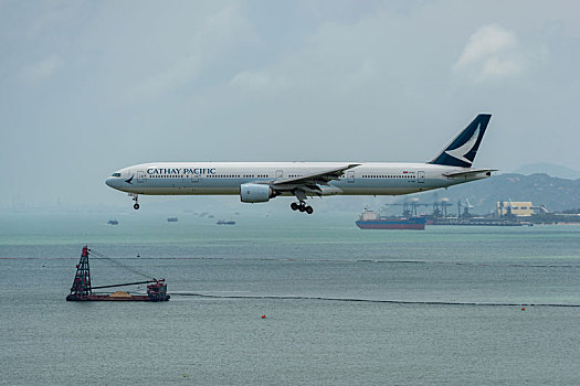 一架国泰航空的客机正降落在香港国际机场