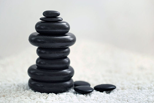 放在桌子上的spa能量石