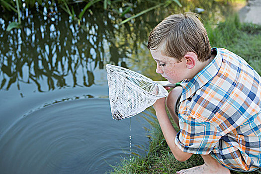 男孩,户外,渔网,检查,物体,网,河岸