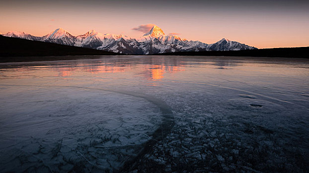 冰湖之上,夕阳照耀着贡嘎雪山