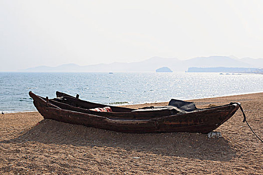 海滩上废弃的船