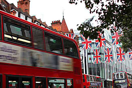 英国伦敦城里的双层巴士