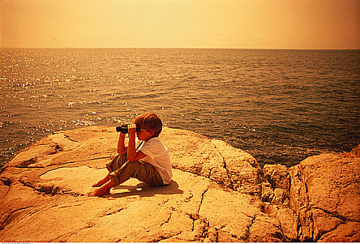 男孩,双筒望远镜,岩石上,靠近,水