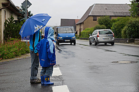 两个孩子,岁月,等待,街道,雨,两个,汽车,巴登符腾堡,德国,欧洲