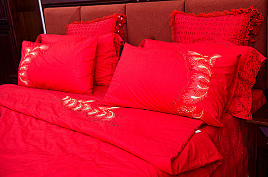 双人床,枕头,红色