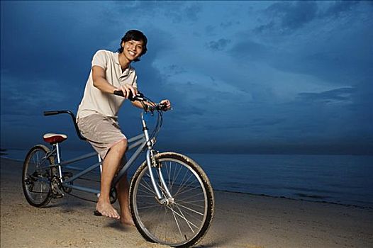 男人,海滩,坐,双人自行车