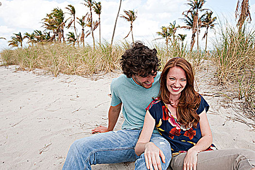年轻,情侣,坐,海滩,肖像
