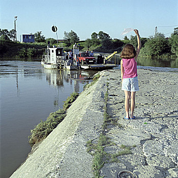 波兰,河,渡轮,女孩,船,汽车,人,10岁,孩子,纸巾,布,问候,喜悦,团聚,自信,渴望,手势,码头,港口
