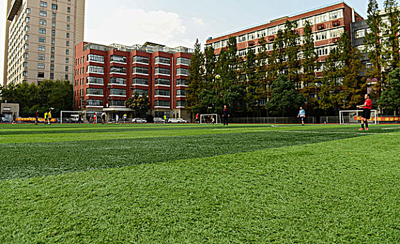 上海交通大学校园足球场运动的学生