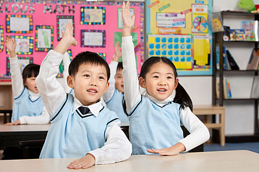 小学生在课堂举手