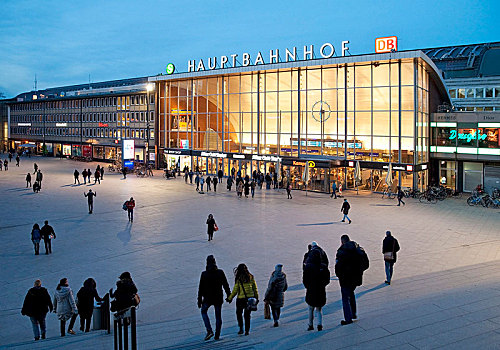 车站,前院,枢纽站,黄昏,科隆,莱茵兰,北莱茵威斯特伐利亚,德国,欧洲