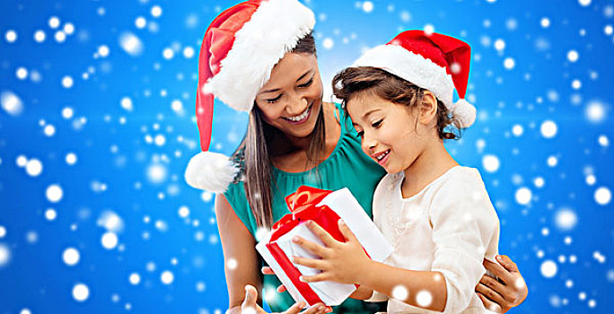 圣诞节,休假,庆贺,家庭,人,概念,高兴,母亲,小女孩,圣诞老人,帽子,礼盒,上方,蓝色,雪,背景