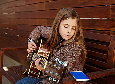 金发,儿童,女孩,学习,演奏,吉他,智能手机,冬天,贝雷帽,木质背景