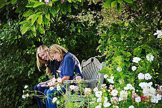 两个,女性,园丁,坐,长椅,花园,牛津