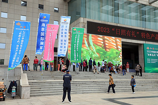 山东省日照市,市民排队逛展销会,货真价实节味十足