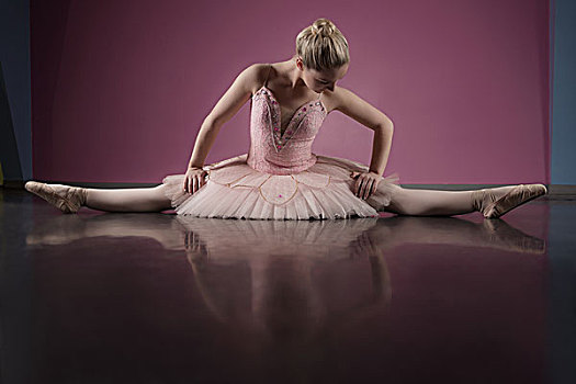 优雅,芭蕾舞女,坐,腿