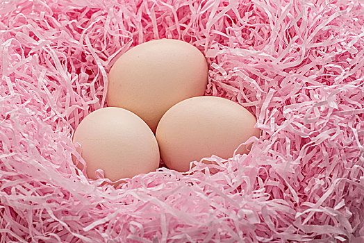 粉色背景鸡蛋特写